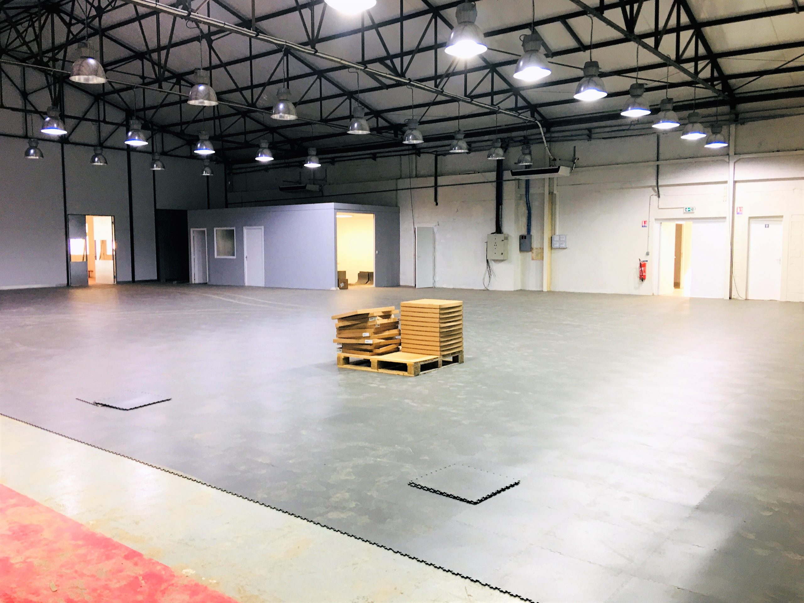 finition du sol avec un PVC industriel
