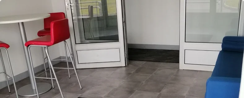 Poignée de main entre une nouvelle locataire et son interlocuteur
