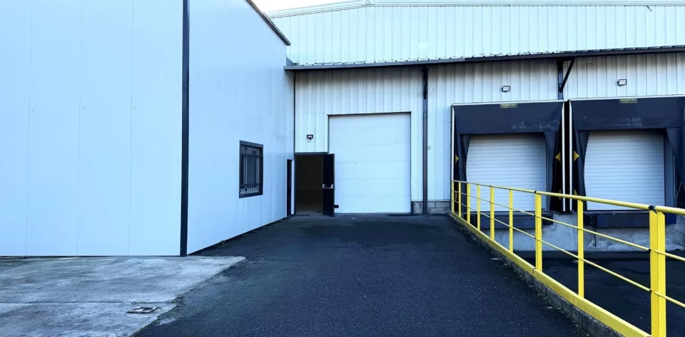 Bâtiment de bureaux et locaux d’activité occupés par des entreprises, avec parking
