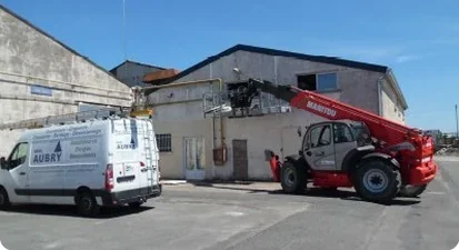 Pelleteuse pendant la dépollution de l’ancien site Seveso