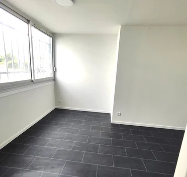 Bureau rénové et lumineux, avec sol neuf et grandes fenêtres