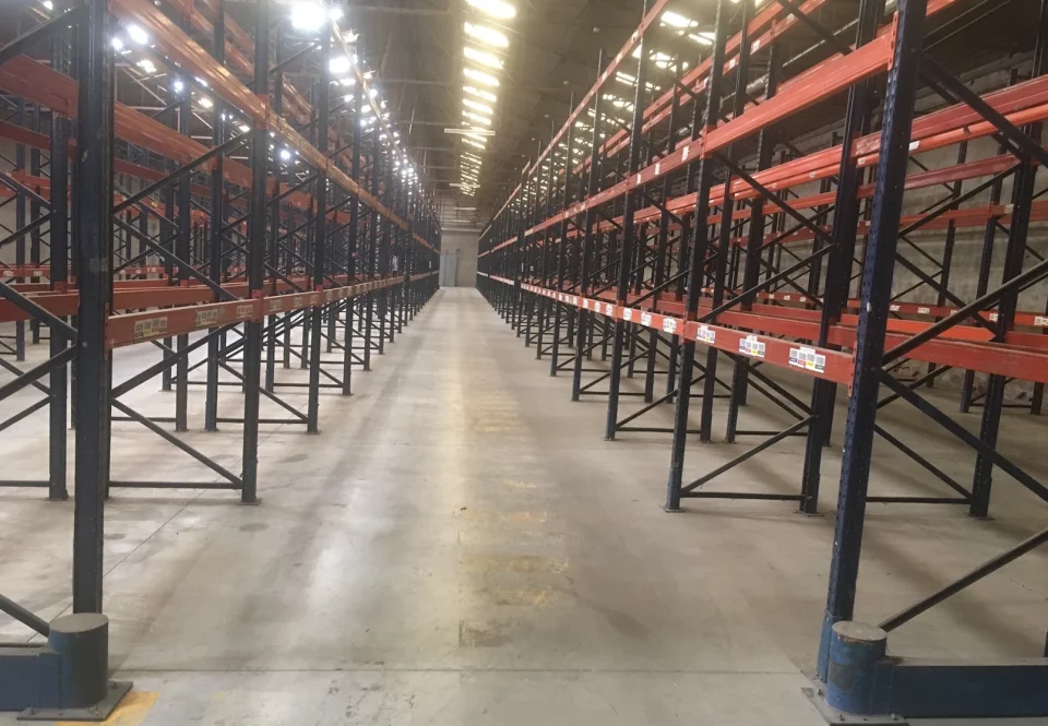 Entrepôt de stockage à la palette équipé de racks à Beaugency